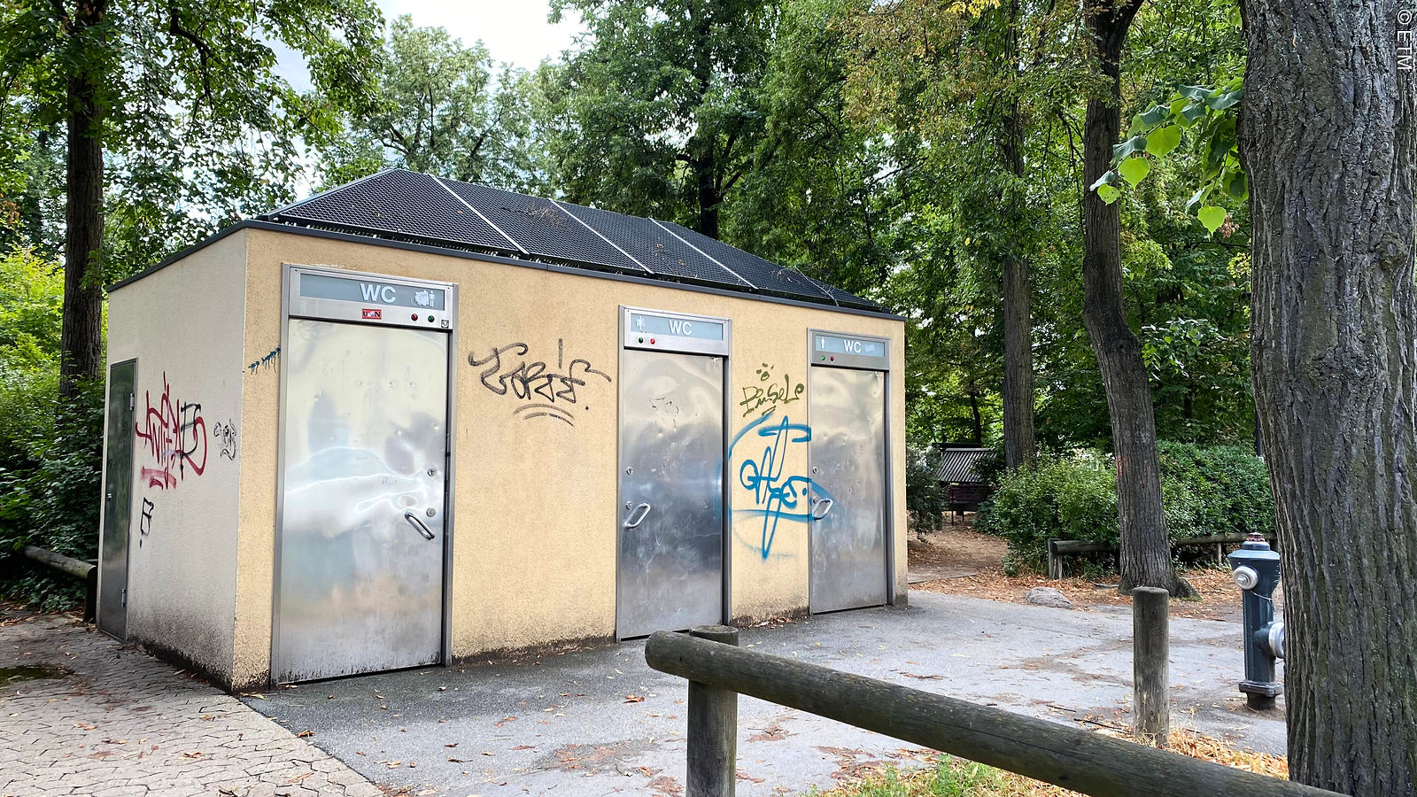 Öffentliche Toilette am Bohlenplatz