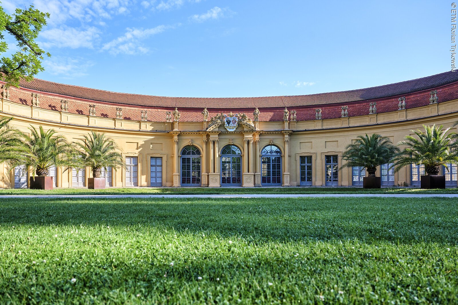 Orangerie im Schlossgarten Fassade der Orangerie mit Rasen im Vordergrund