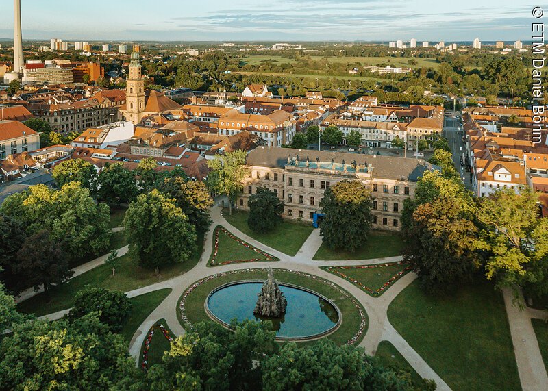 Drohne &uuml;ber der Erlanger Orangerie und Schloss