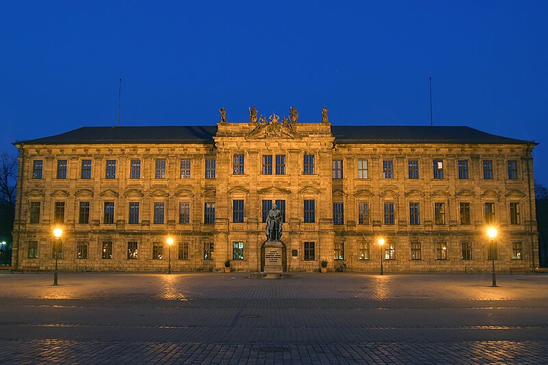 Erlangen 14. April 2003 Schlo&sect; FAU Markgrafendenkmal Friedrich-Alexander-Universit&Scaron;t Erlangen N&Yuml;rnberg.Foto Erich Malter.Bergstra&sect;e 2.91054 Erlangen.Tel 0172 8101199.Ver&scaron;ffentlichung, wenn nicht anders vereinbart gegen Honorar und Beleg!.Es gelten die MfM-Richtlinien..Bankverbindung: Sparkasse Erlangen.BLZ 763 500 00.