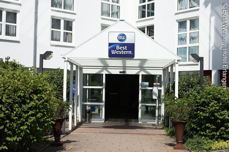 Eingang mit Glast&uuml;ren zum Hotel Best Western Erlangen