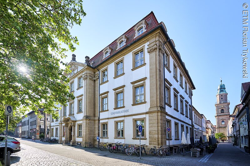 Palais Stutterheim am Erlanger Marktplatz mit Hugenottenkirche rechts