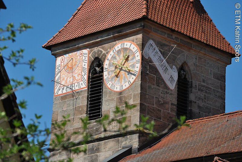 Kirchturm mit Sonnenuhr