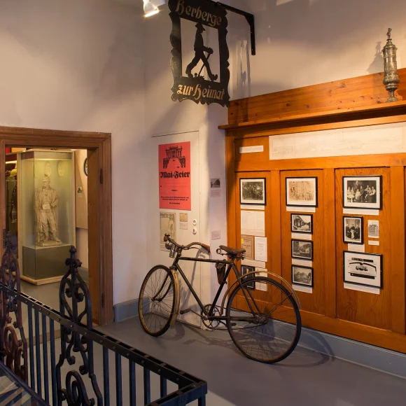 Stadtmuseum  Erlangen Stadtmuseum Erlangen Ausstellungsdoku Historische Ausstellung 3 Reich Kaiserreich Wandansichten Treppenhaus 2 OG 24. Februar 2014