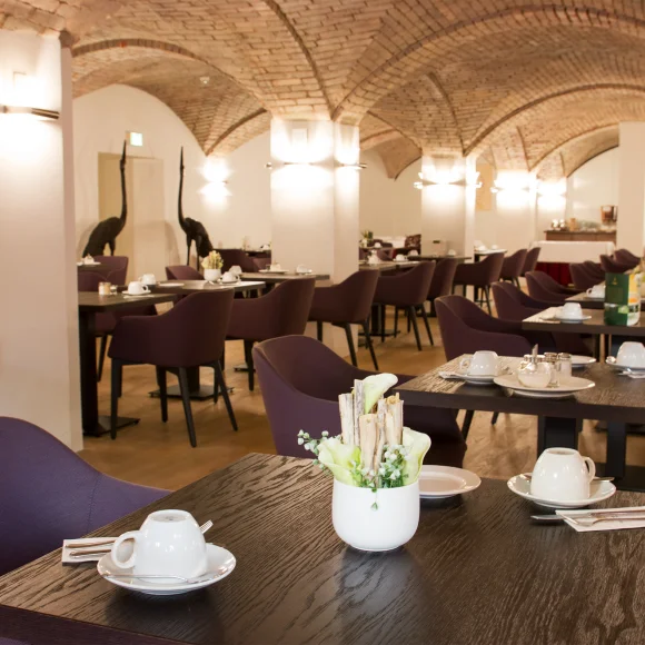 Gewölbekeller Bayerischer Hof gedeckte Tische im Gewölbekeller des Hotels Bayerischer Hof