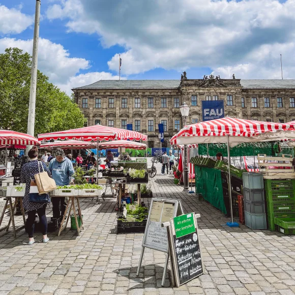 Erlanger Wochenmarkt Blick auf den Erlanger Wochenmarkt
