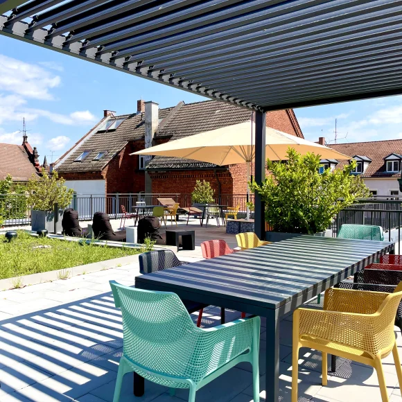 Zeitwohnhaus  Sitz- und Stehmöglichkeiten Zeitwohnhaus Dachterrasse mit Bestuhlung