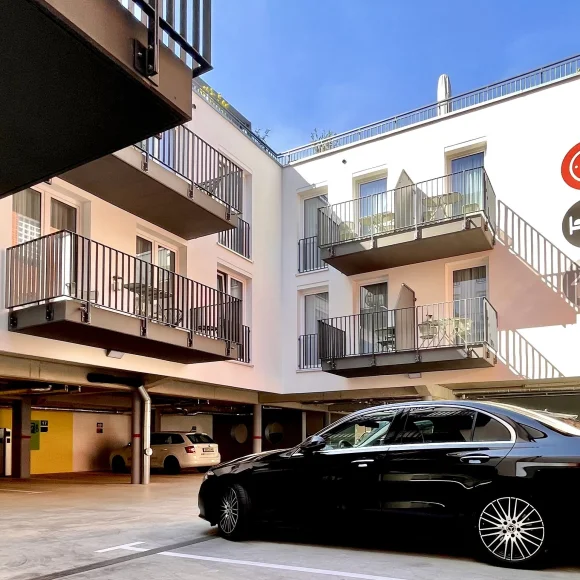 Zeitwohnhaus Parkplätze Zeitwohnhaus Parkplätze mit Auto