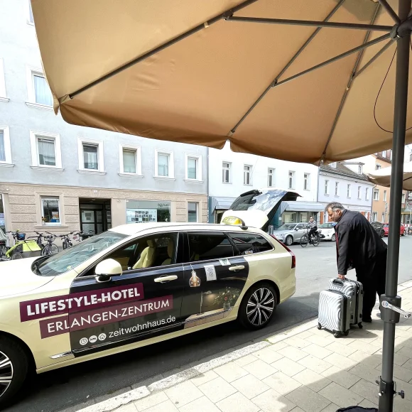 Zeitwohnhaus Außenbereich Zeitwohnhaus Außenbereich mit Taxi zum Abholen