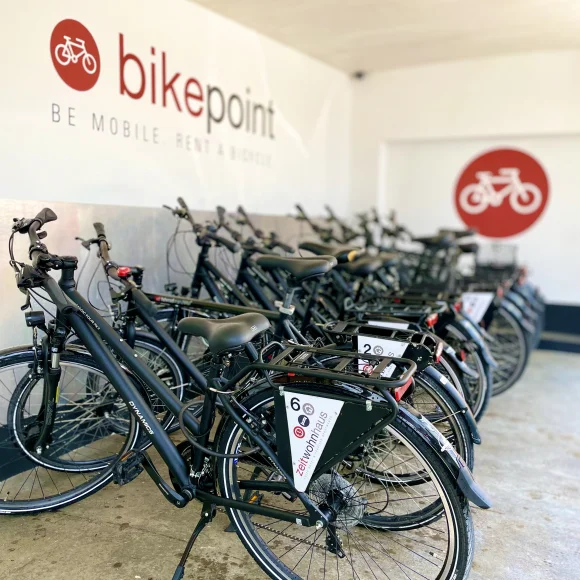 Zeitwohnhaus Fahrradparkplatz Zeitwohnhaus Fahrradparkplatz mit Fahrrädern