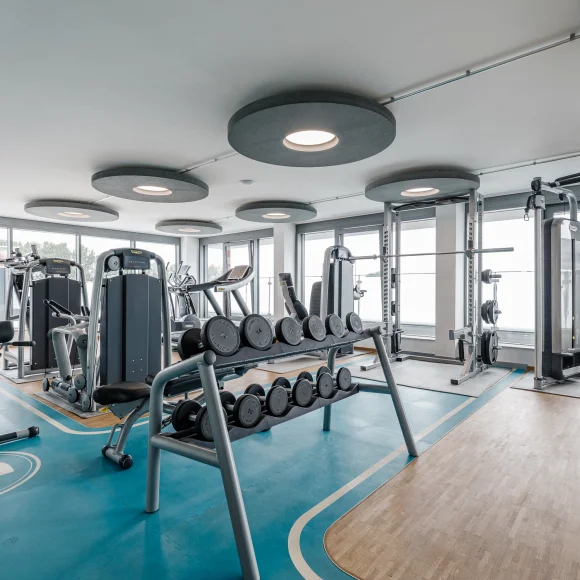 Fitnessstudio Fitnessstudio mit zahlreichen Fitnessgeräten