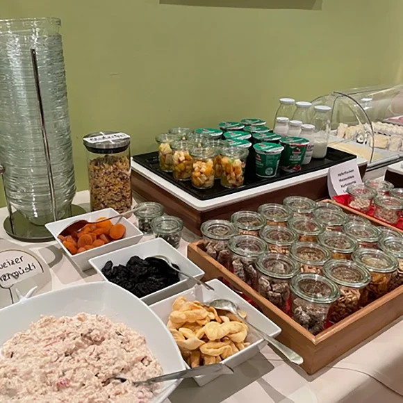 Frühstücksbuffet Frühstücksbuffet mit Müsli, Obst und Jogurt