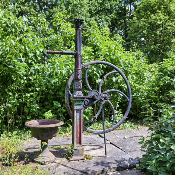 Brunnen im Aromagarten Brunnen im Erlanger Aromagarten
