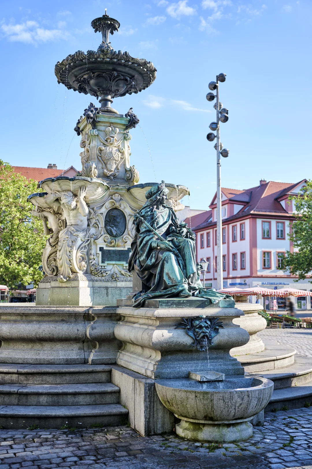 Paulibrunnen im Vordergrund mit Blick über den Marktplatz