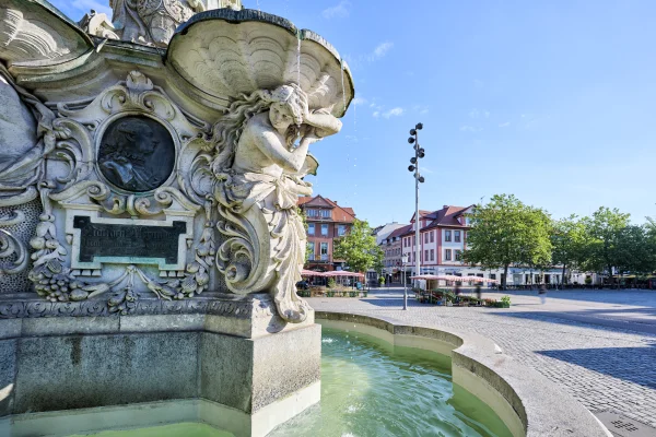 Paulibrunnen im Vordergrund mit Blick über den Marktplatz