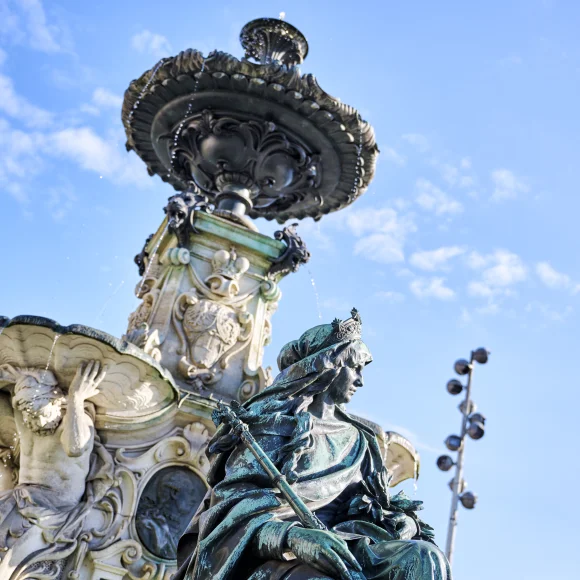 Detailaufnahme Paulibrunnen Blick von unten auf den Erlanger Paulibrunnen