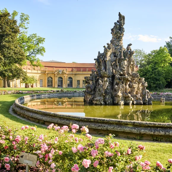 Hugenottenbrunnen und Orangerie Blick auf Hugenottenbrunnen und Orangerie