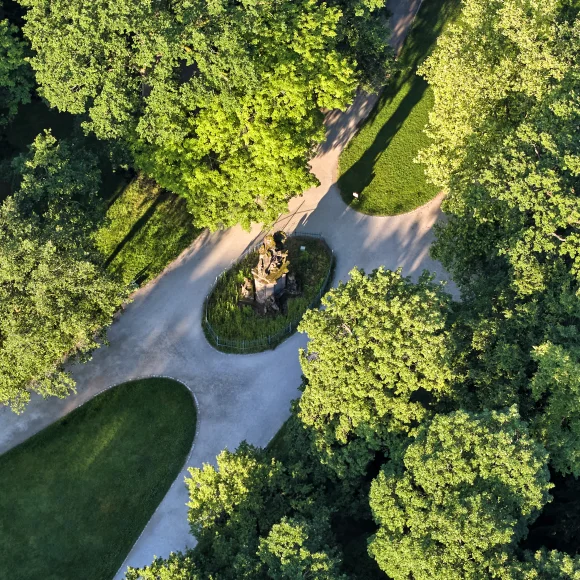 Reiterstandbild im Erlanger Schlossgarten Drohnenaufnahme vom Reiterstandbild im Erlanger Schlossgarten