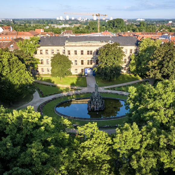 Blick auf den Erlanger Schlossgarten Drohnenaufnahme Erlanger Schlossgarten