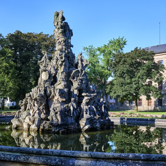 Erlanger Markgrafenschloss mit Hugenottenbrunnen Hugenottebrunnen vor dem Erlanger Markgrafenschloss