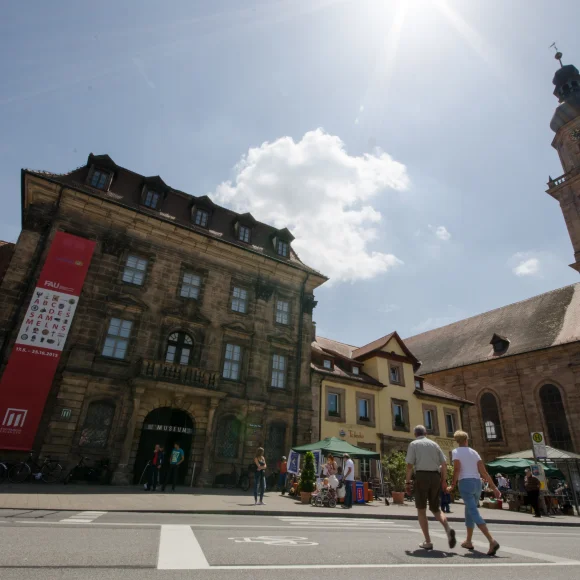 Stadtmuseum Erlangen Stadtmuseum Erlangen vom Martin-Luther-Platz aus
