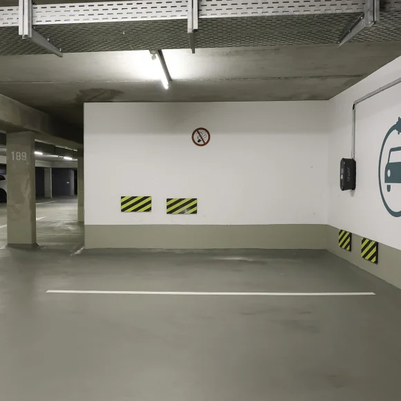 Zwei Ladestationen für Elektroautos in der Hoteltiefgarage.