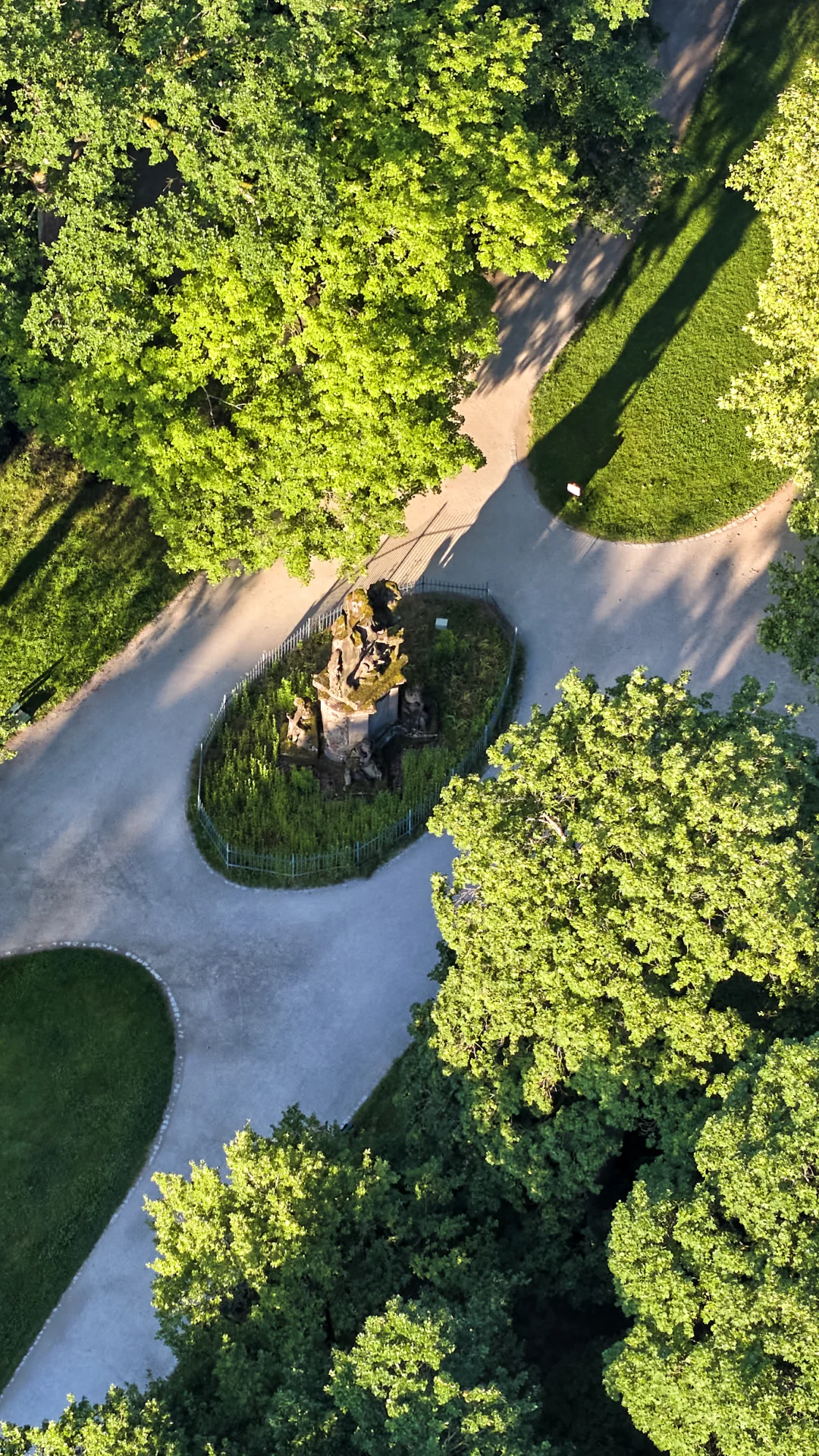 Drohnenaufnahme vom Reiterstandbild im Erlanger Schlossgarten
