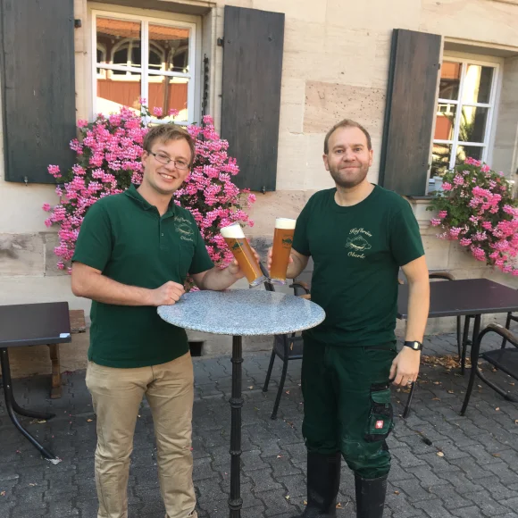 Die Brauer vom Hofbräu Oberle prosten an
