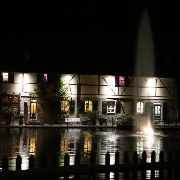 Fischerei Oberle bei Nacht mit Weiher