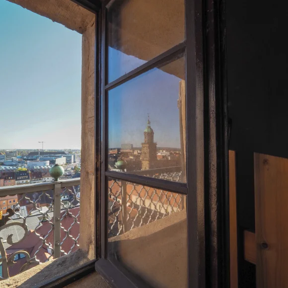 Fensterausblick Hugenottenkirche Geöffnetes Fenster auf der Hugenottenkirche in Erlangen